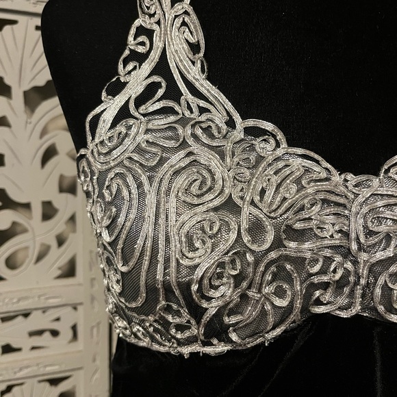 ZUM ZUM VINTAGE SPECTACULAR BOLD BLACK VELVET WITH SILVER BUST FORMAL DRESS GOWN - Picture 4 of 10